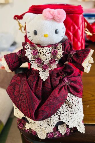初めまして🌹♥️薔薇の姫キティよ。
よろしくね♥️
このドレスは、今日のビスクドール展で、作家さんが手作りしたものを、みーちゃんが着せてくれたの♥️