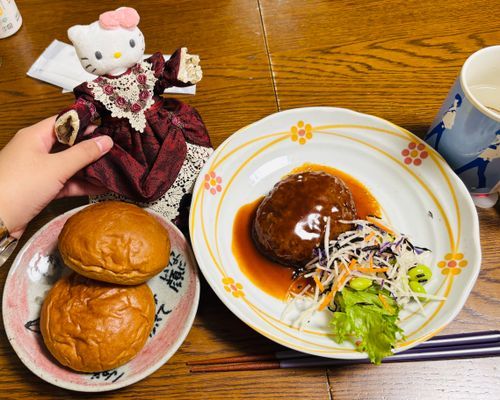 こんばんは、薔薇の姫キティです。
今日の晩御飯は、ハンバーグなのよ♥️