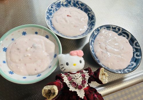 薔薇の姫キティよ♥️
デザートに、いちごのフルーチェを作ったの。生クリームと牛乳で作ったらとってもまろやかなの〜♥️