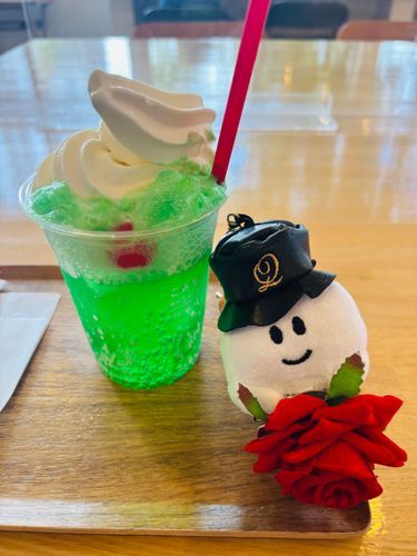 ぼくは赤い薔薇のオバケちゃんです。
大好きなカフェで、メロンクリームソーダを飲んだよ。