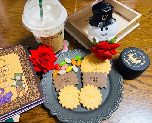 薔薇の花のオバケちゃんです。🌹
水曜日のアリスのお菓子と、スタバの飲み物で、お茶をしました♡