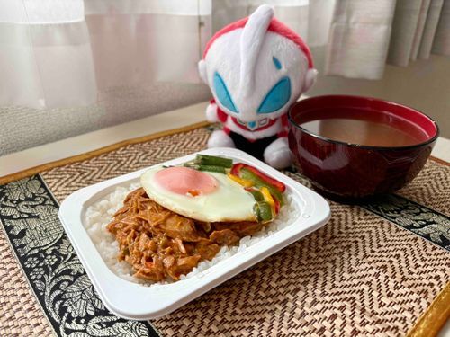 今日のお昼ごはん(トムヤムツナ＋目玉焼きのっけたごはん)
ちょっと辛めだけどエスニックな味が美味しい
