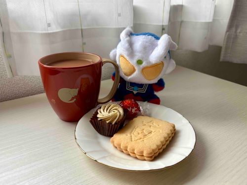 今日のお菓子(ビスケット、チョコ)
家主が誕生日だったから、ちょっと良い茶葉を使ったミルクティーと一緒に！