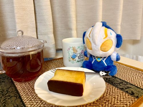 今日のお菓子(洋酒ケーキ)
洋酒がヒタヒタで大人の味がするケーキ🍰
広島のお土産らしい