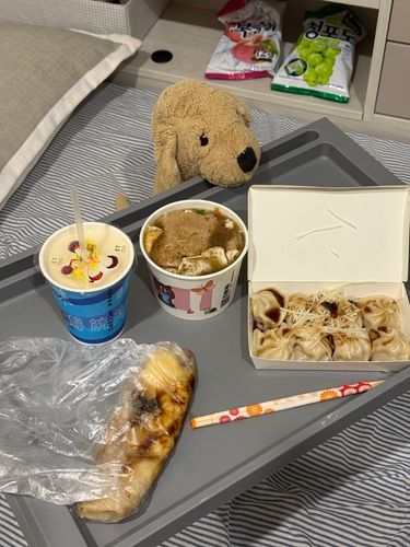 台湾の夜食グルメ❤️
熱々の鉄板麺にポークソテーのせ
可愛い小籠包✨
まるごと1本の台湾風エッグクレープ✌️
大好きな冷たい豆乳🥤