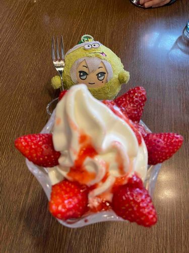 いちごパフェ かいぬしにたべさせてあげるっぴぃ!