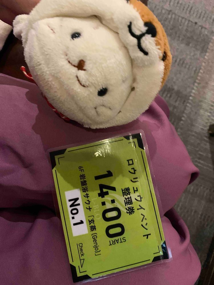 ゆうしょうセールでおかいものしたあとに、はじめましてのおんせんへ、いっちゃったよ〜！
はじめてアウフグースっていう、あの、ねっぱしさんがタオルとかでっかいセンスであおいでくれるやつをたいけんしちゃった！さいこうだった！またぜったいいきたいね〜っておはなししてるよ〜！♨️おんせんもサウナもごはんもさいこう！