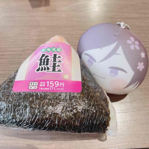 おやつのしゃけおにぎり🍙オリジン弁当のおにぎりは大きくて具もたくさんだから1個で満足( ¯﹀¯ )