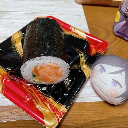 さっきまで黙って食べてたよ(*´ ³ `)ﾉ サーモンおいしーい！！！