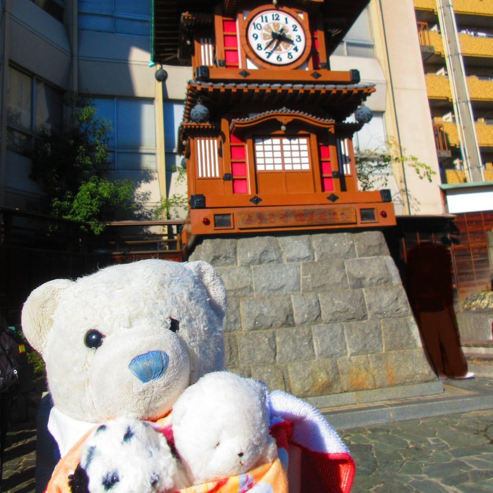 次は道後温泉駅へ。
駅前に坊ちゃん列車とカラクリ時計があったよ。
3枚目は商店街にあったレトロな場所。
そして4枚目が道後温泉本館。おやは湯に浸かってたよ。けあたちはロッカーでお留守番。つまんなかったよ。