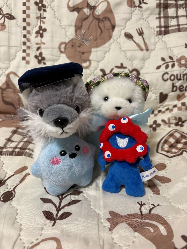 ミャクミャクのくびわ　おせんたく　わすれてたみたい。まだ　かえしてもらえない。おお　すごくおこってる。
やさしいでかが　けーさつぼーし　かしてくれた。
でか　だいすき！ばんぱくぐみで　きねんさつえい♪