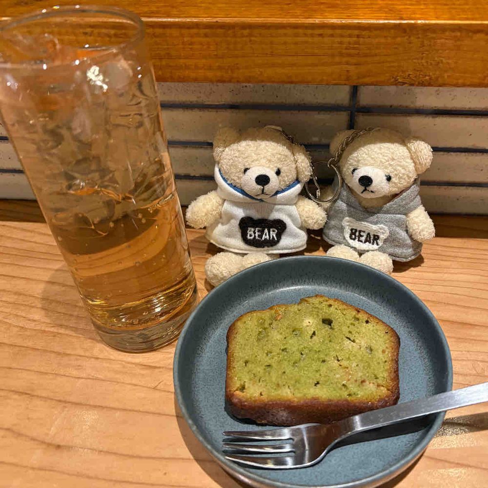 スパイたちが　おいしいものを　たべにいってたよ。もちろん　みかくきょうゆうしてもらったよ。
ちなみに　3まいめはジンジャーエール。スパイたちは　みせいくまだからね。おさけはダメ。
