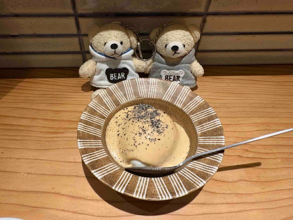 スパイたちが　おいしいものを　たべにいってたよ。もちろん　みかくきょうゆうしてもらったよ。
ちなみに　3まいめはジンジャーエール。スパイたちは　みせいくまだからね。おさけはダメ。