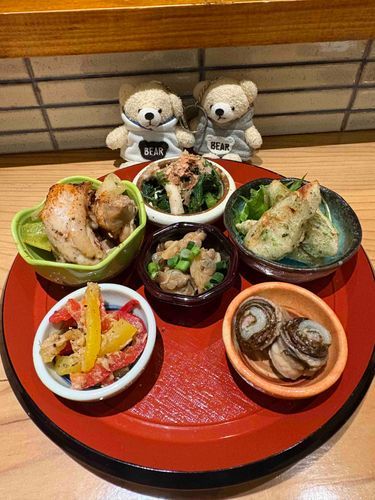スパイたちが　おいしいものを　たべにいってたよ。もちろん　みかくきょうゆうしてもらったよ。
ちなみに　3まいめはジンジャーエール。スパイたちは　みせいくまだからね。おさけはダメ。