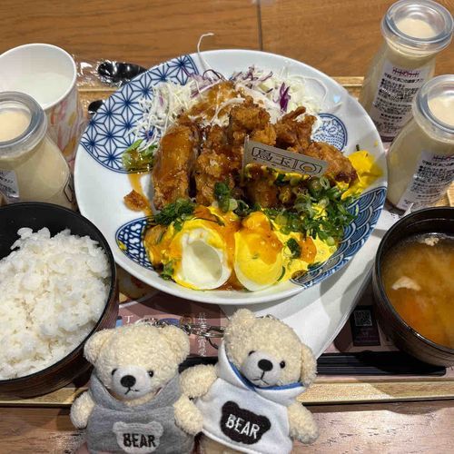 スパイたちが　チキンなんばんを　たべにいったみたい。もちろん　みかくきょうゆうしてもらったよ。
さらに　おみやげにプリンを　かってきてくれたんだ。
ほんとうに　ゆうしゅうなこだ。