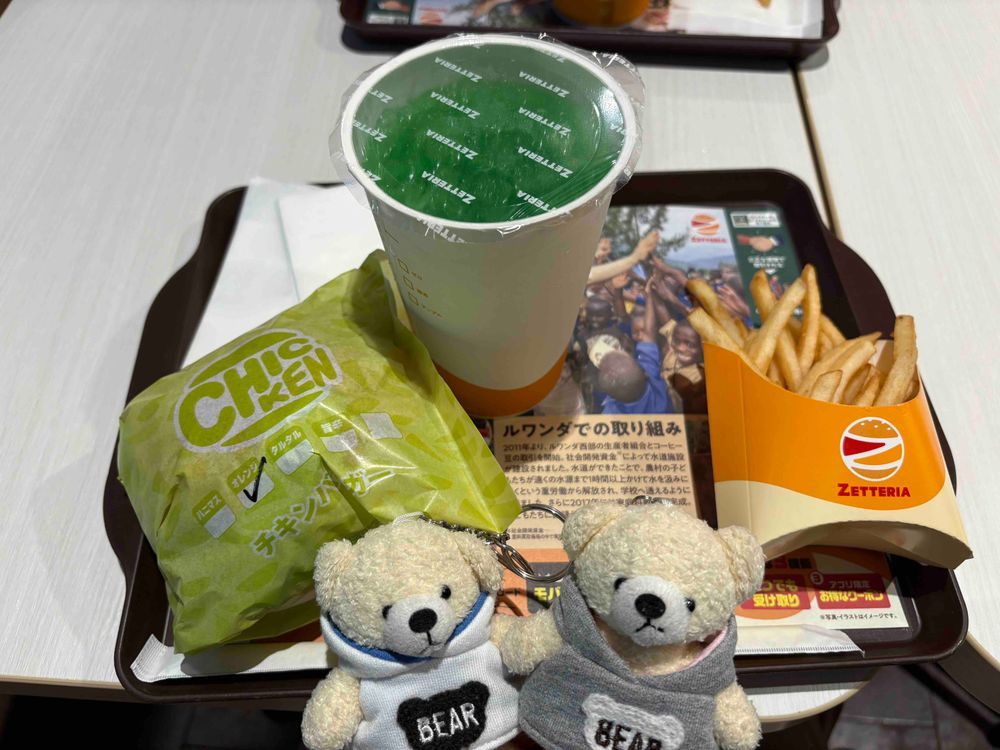 おやが　おしごとのかんけいで　おでかけがつづいたから　スパイをはけんして　みかくきょうゆうしてもらったよ。
スパイたち　たべすぎで　おなかいたくなったみたい。このどにちは　ゆっくりやすんでたよ。
いつもありがとね。