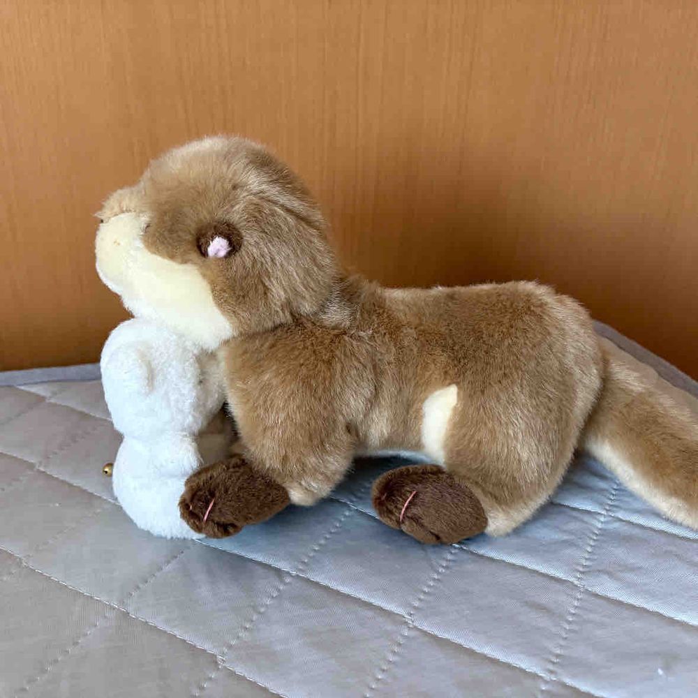 ちびおとおおくんは　すっかりなかよしだ！いつもこうやって　くっついてるぞ！
ちびも　マネしてみたぞ！でも　いずいな！
やっぱり　うえにのるのが　いちばんだな！