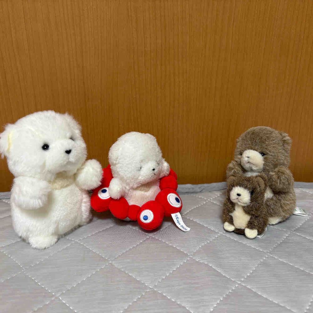 でかの　あたまのうえは　だいにんき！
ちびのあたまのうえにも　のせようとしたら　おちちゃったぞ！
ああ！ちびおにしかられた！かいしゅうされちゃったぞ！