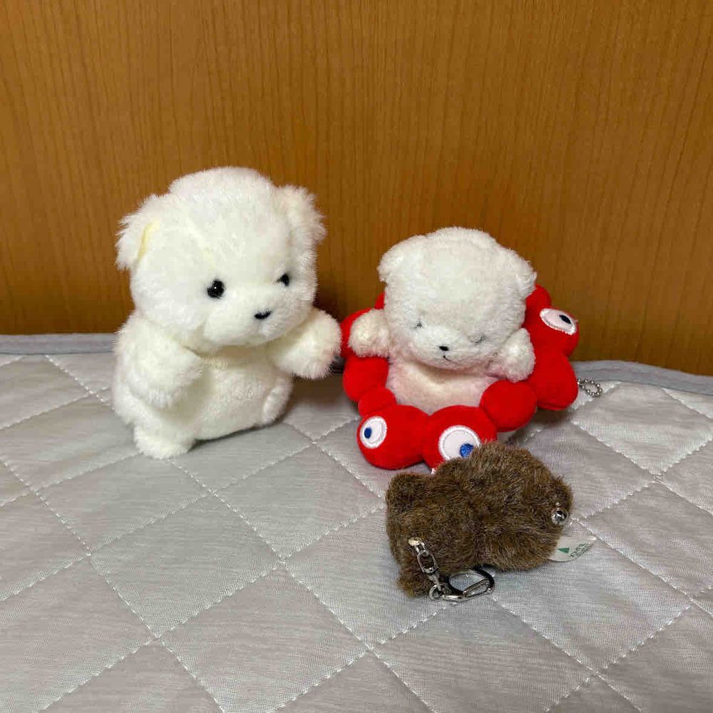 でかの　あたまのうえは　だいにんき！
ちびのあたまのうえにも　のせようとしたら　おちちゃったぞ！
ああ！ちびおにしかられた！かいしゅうされちゃったぞ！