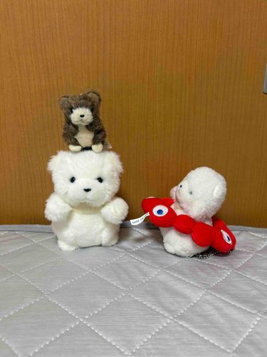 でかの　あたまのうえは　だいにんき！
ちびのあたまのうえにも　のせようとしたら　おちちゃったぞ！
ああ！ちびおにしかられた！かいしゅうされちゃったぞ！