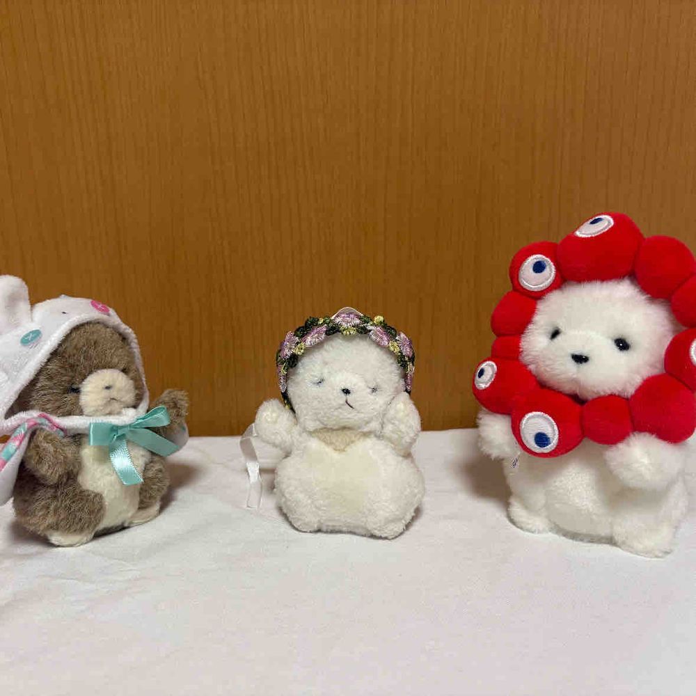 でかに　かわいいかざりものを　(けあが)プレゼントしたぞ！
シンシアちゃんとオソロイだ！にあってるな！
ちびもつけてみたぞ！でもいずいな…。タスキにしたほうが　しっくりくるぞ！
よし、みんなで　えきでんたいかい　ひらくぞ！