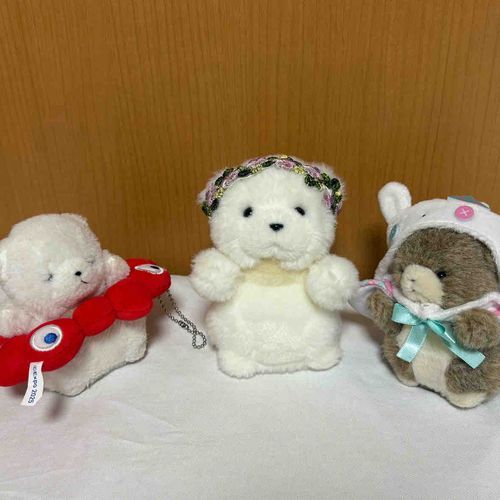 でかに　かわいいかざりものを　(けあが)プレゼントしたぞ！
シンシアちゃんとオソロイだ！にあってるな！
ちびもつけてみたぞ！でもいずいな…。タスキにしたほうが　しっくりくるぞ！
よし、みんなで　えきでんたいかい　ひらくぞ！