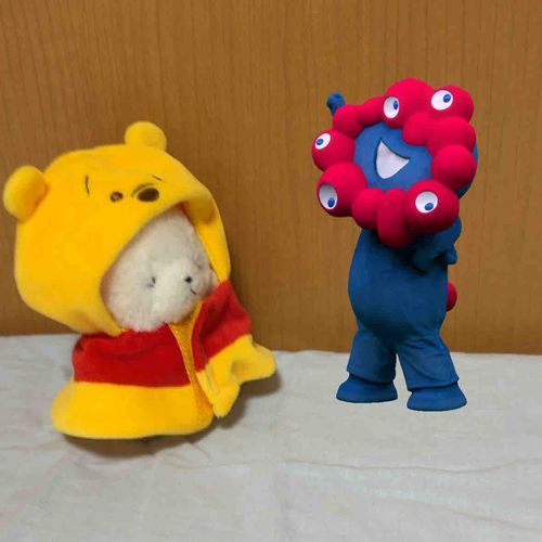ミャクミャクが　うちにあそびにきてくれたぞ！
レッツダンシングだ！

あ！ハロウィンだから　おかしくれ！