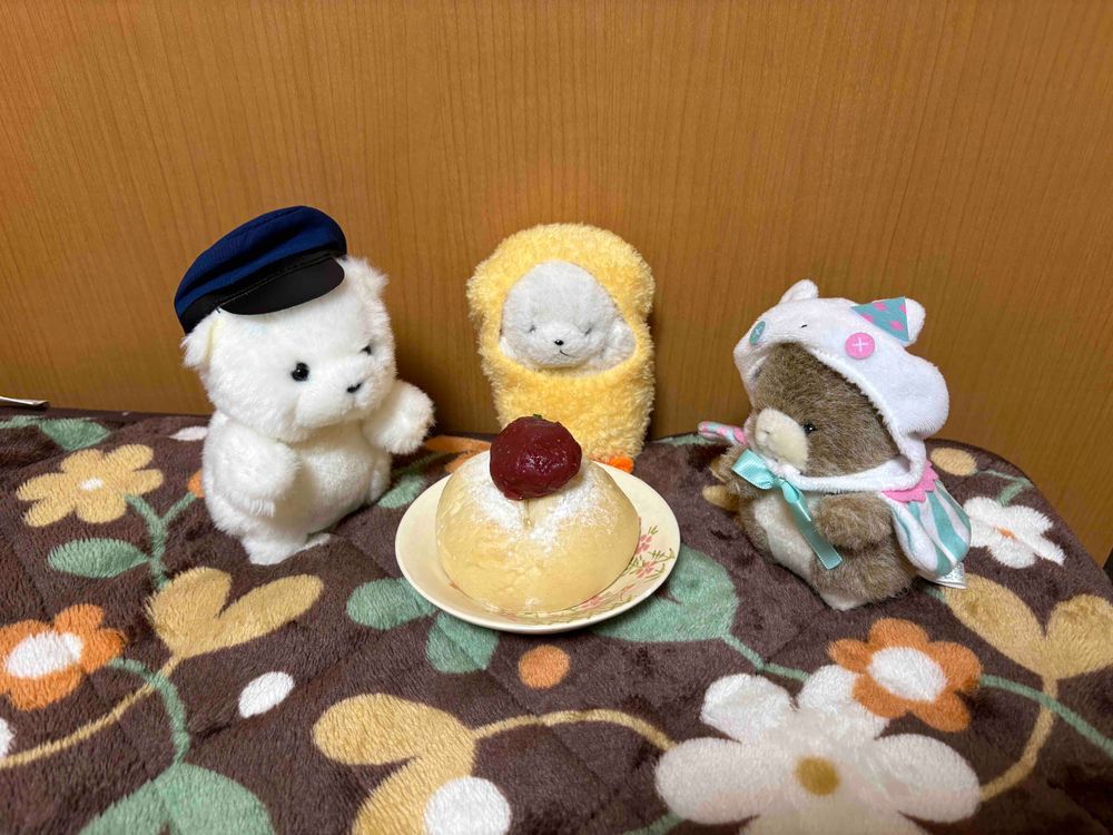 でかが　デカになったぞ！
けいさつのポスターみて　いつもめをかがやかせてたんだ！けあがプレゼントしてくれたぞ！
でかの　デカいわいに　いちごだいふくパンをたべるぞ！
でかー！おめでとう！！！これからは　うちのけいびを　たのむぞ！