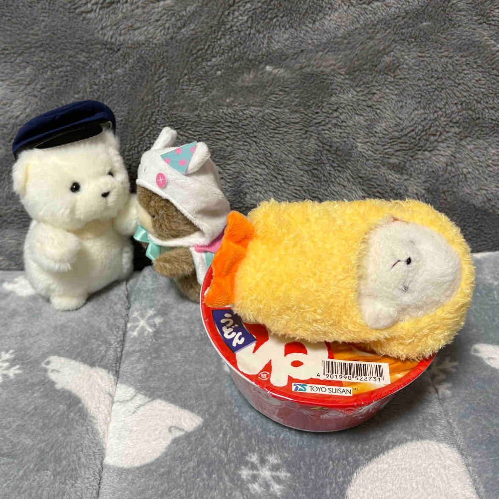 ちびおが　ちかづいてきたぞ！おどろかすぞ！
ばぁ！
あー！でかにみつかった！うどんのうえにのせられたぞ！たべないでくれ！ちびがわるかったぞ！