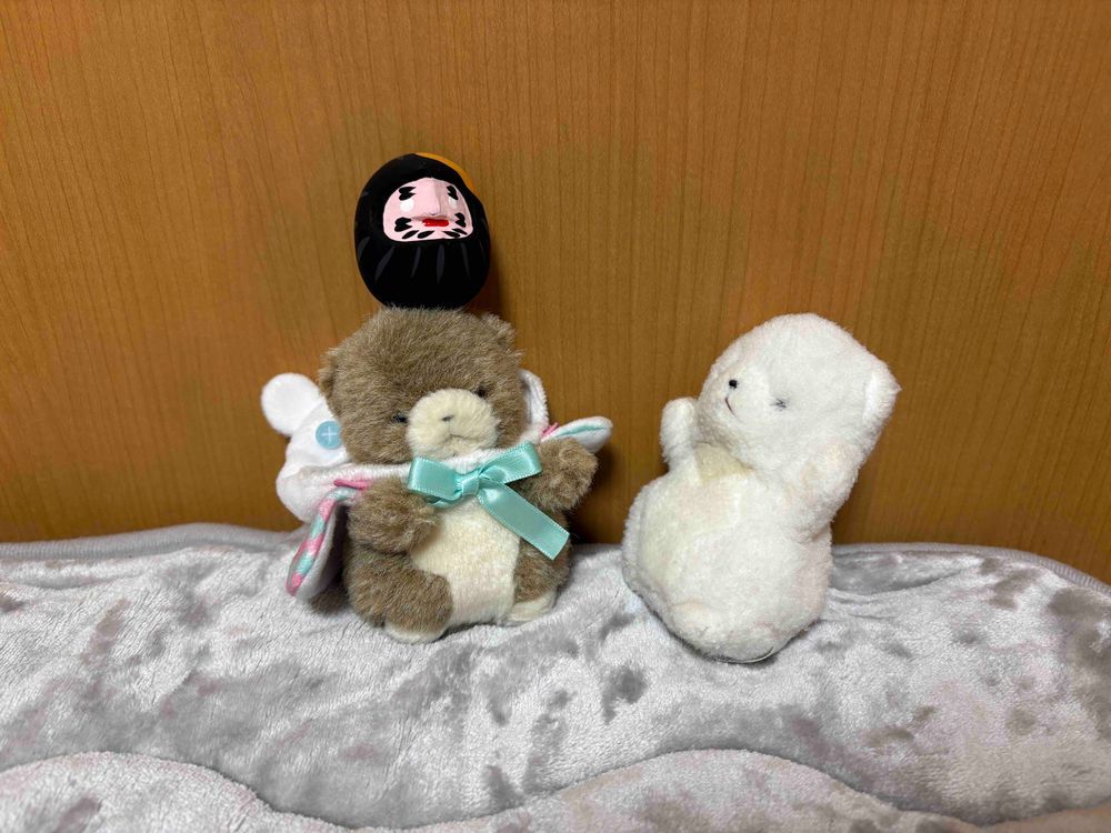おしょうがつらしいこと　しわすれてたぞ！
まいとしこうれい　だるまのせだ！
ちびおも　せいこうしたな！ことしはいいとしになるぞ！