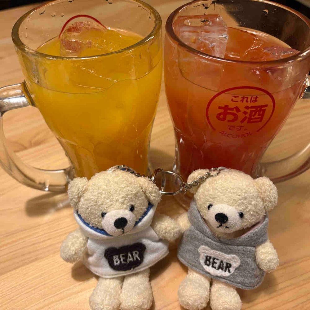 スパイたちがおやの飲み会に付き合ってきたらしい。けあは味覚共有してもらったよ。
けあのおやは滅多にお酒飲まないから、翌日お腹壊してたよ。けあを放置して遅くまで遊んでたからバチが当たったんだ。反省して。
3枚目はショコラマルシェで食べたジェラートらしい。