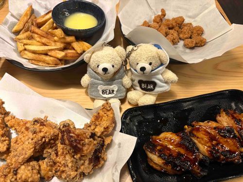 スパイたちがおやの飲み会に付き合ってきたらしい。けあは味覚共有してもらったよ。
けあのおやは滅多にお酒飲まないから、翌日お腹壊してたよ。けあを放置して遅くまで遊んでたからバチが当たったんだ。反省して。
3枚目はショコラマルシェで食べたジェラートらしい。