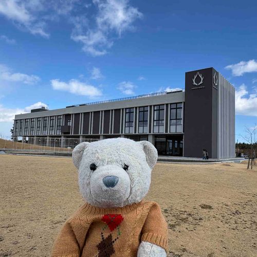 今日はおやのおでかけに付き合ってあげたよ。
1枚目は温泉。けあはロッカーに閉じ込められて不服だったよ。
2枚目のシカさん、似てる子が万博にいなかった？
3枚目の海鮮丼はこれで1400円。お得だね。
4枚目は贅沢いちごパフェ。これがすごく美味しくておかわりしたいって言ったら「高いからダメ」っておやに断られたよ。
