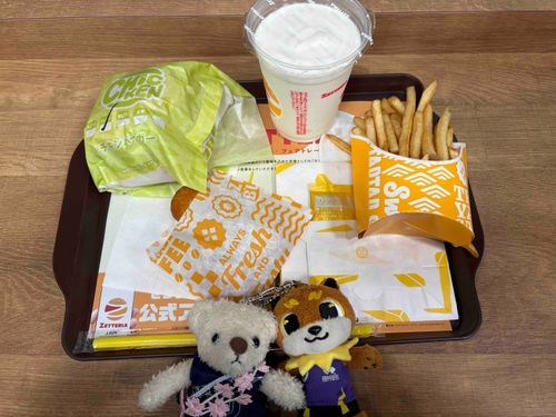 てつこんくんとりくワンがゼッテリアに行ってきたらしい。
バニラシェイクにオレンジチキンバーガーにチキンからあげっとに…いっぱい食べたね。
いつも走ってる2匹はこれでも足りないらしい。