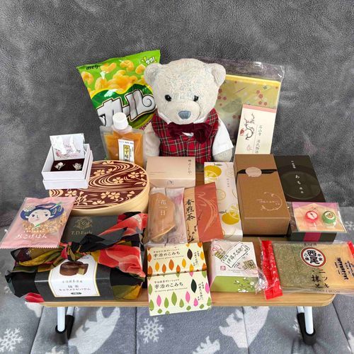 昨夜京都から帰ってきたよ。
1枚目は京都で買ったお土産たち。
美味しいものいっぱい買えて満足。しばらくはお菓子に困らないね。
2枚目は宝泉院で買ったお菓子。ちびちあに一個あげたよ。
3,4枚目はお留守番してたおおくんがけあから離れなくなった写真。いい子にお留守番してたから撫でてって言ってきたよ。泣いてなくて一安心。
