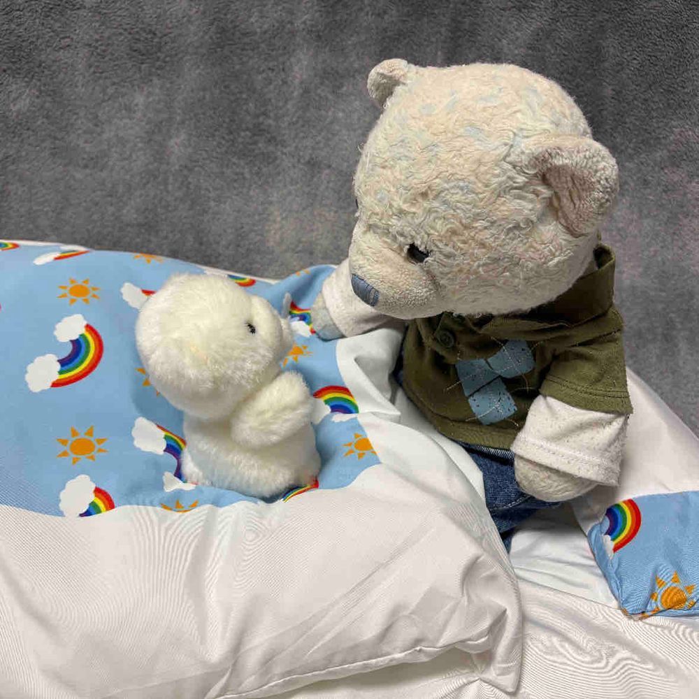 寝てるけあのところにこっそりやってきたでか。
夜中にどうしたの？ミャクミャクに会いたいの？
連れてきてあげたらすごく喜んでたよ。
ミャクミャク抱っこして寝ちゃった。安心するのかな。