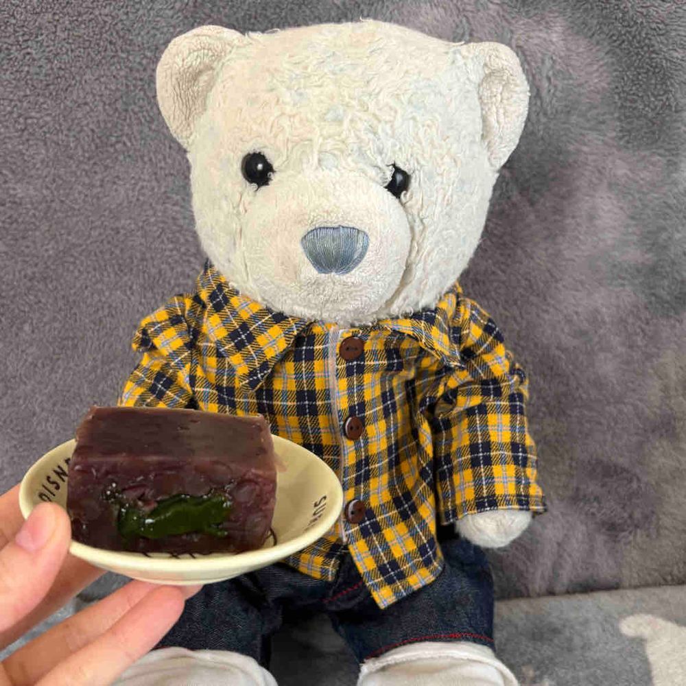 初めて食べるあも。滋賀の銘菓らしい。
滋賀には行ったことあるのに今回初めて知ったよ。
開けたら高級感漂う和菓子が入ってたよ。
あんこに濃い抹茶のお餅が入ってて、けあが好きな味だったよ。