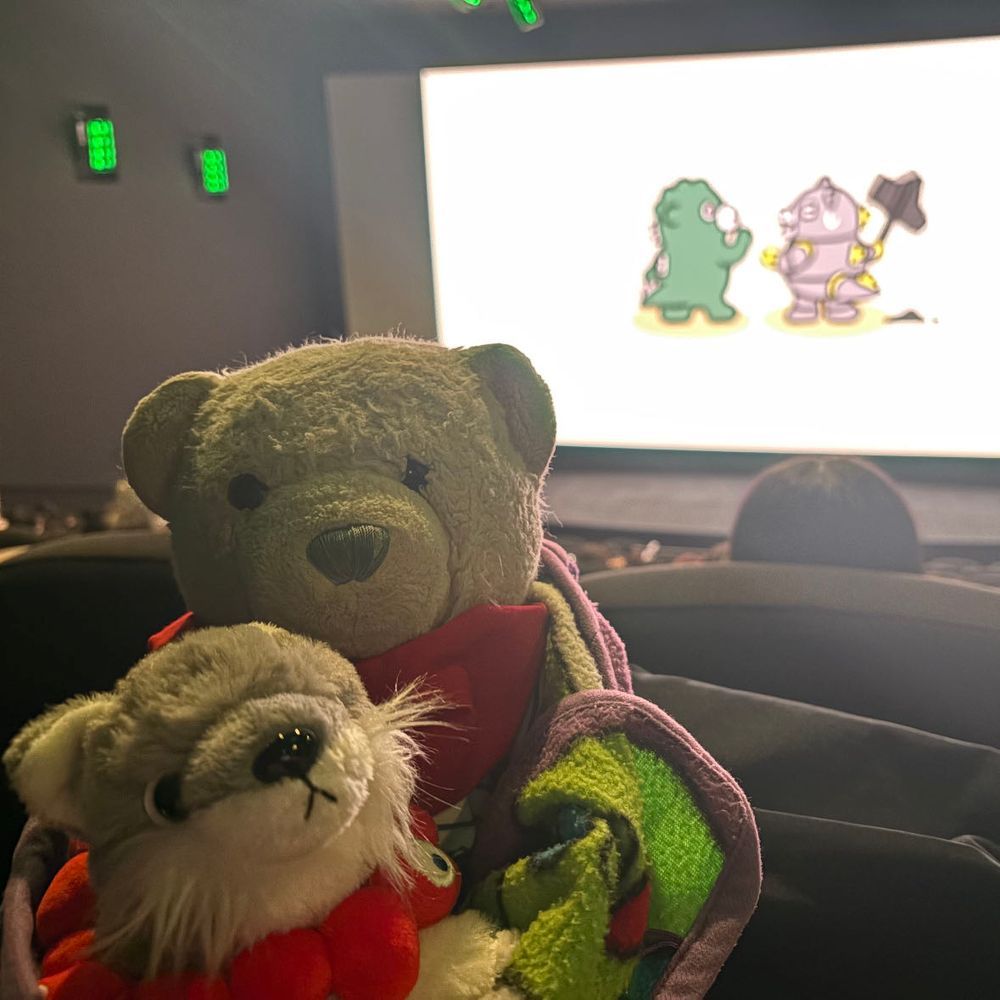 今日はおおくんと一緒にコナンくんの映画を観てきたよ。
1枚目の観る前のおおくんはご機嫌ナナメだったのに、観る直前は機嫌直してたよ。
映画の後は牛タンとハンバーグ。デザートをみるおおくんの顔が珍しく狼らしくて面白いね。いつもはワンコみたいなのにね。