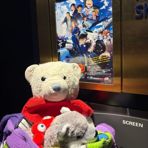 今日はおおくんと一緒にコナンくんの映画を観てきたよ。
1枚目の観る前のおおくんはご機嫌ナナメだったのに、観る直前は機嫌直してたよ。
映画の後は牛タンとハンバーグ。デザートをみるおおくんの顔が珍しく狼らしくて面白いね。いつもはワンコみたいなのにね。
