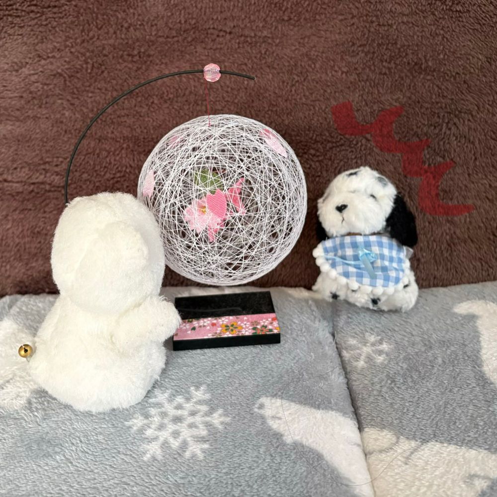 今年は花見に行けなかったから、おうちで花見してたよ🌸
そしたらちびがすごい勢いでやってきたの‼️
そのまま転んじゃったよ💦ちび、大丈夫❓怪我はない❓