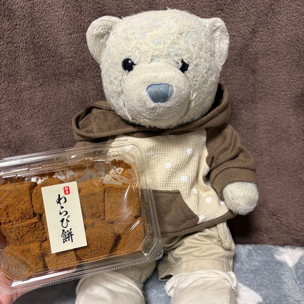 ベッドから落としたお詫びって言いながら、おやが２種類のわらび餅を買ってきたよ。両方ともけあがひとりじめ。
4枚目は今日食べたらしいチキン南蛮定食。けあはお留守番してたから味覚共有で楽しんだよ。写真は合成だよ。
仕方ない、許してあげよう。