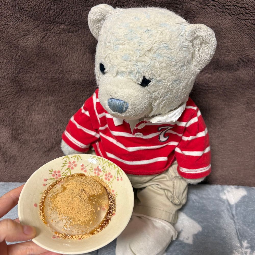 ベッドから落としたお詫びって言いながら、おやが２種類のわらび餅を買ってきたよ。両方ともけあがひとりじめ。
4枚目は今日食べたらしいチキン南蛮定食。けあはお留守番してたから味覚共有で楽しんだよ。写真は合成だよ。
仕方ない、許してあげよう。