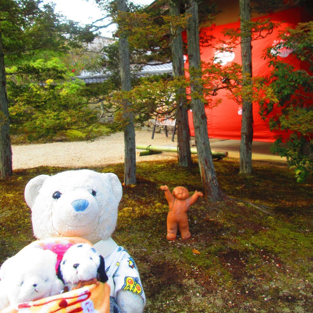 石山寺のあとは寿長生の郷へ。
面白い置き物がいっぱいあって、つい記念撮影しちゃったよ。
3枚目、けあとちあは置き物のマネしてるのにちびはカメラ目線だね。