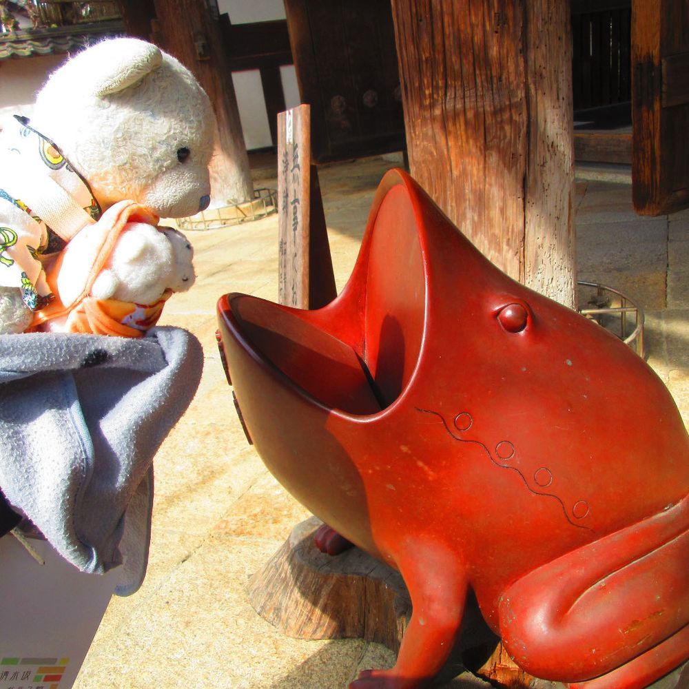 石山寺のあとは寿長生の郷へ。
面白い置き物がいっぱいあって、つい記念撮影しちゃったよ。
3枚目、けあとちあは置き物のマネしてるのにちびはカメラ目線だね。
