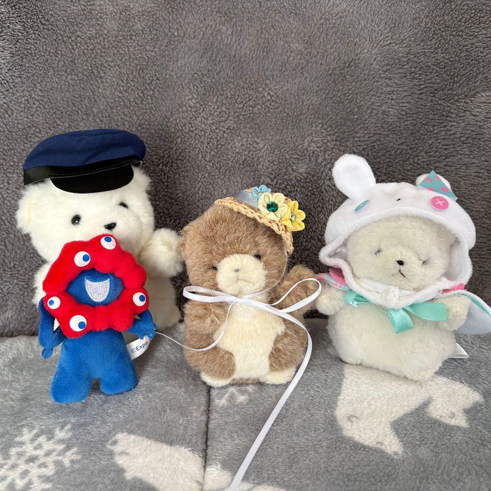 むぎわらぼうしを　もらったぞ！にあうだろ！
でかも　かぶりたいのか？かしてあげるぞ！
でかも　にあってるな！
ん？ちびおもかぶりたいのか？
ちびおも　にあってるな！
よーし！このむぎわらぼうしは　みんなのものだ！かぶりたいときに　かぶっていいぞ！
