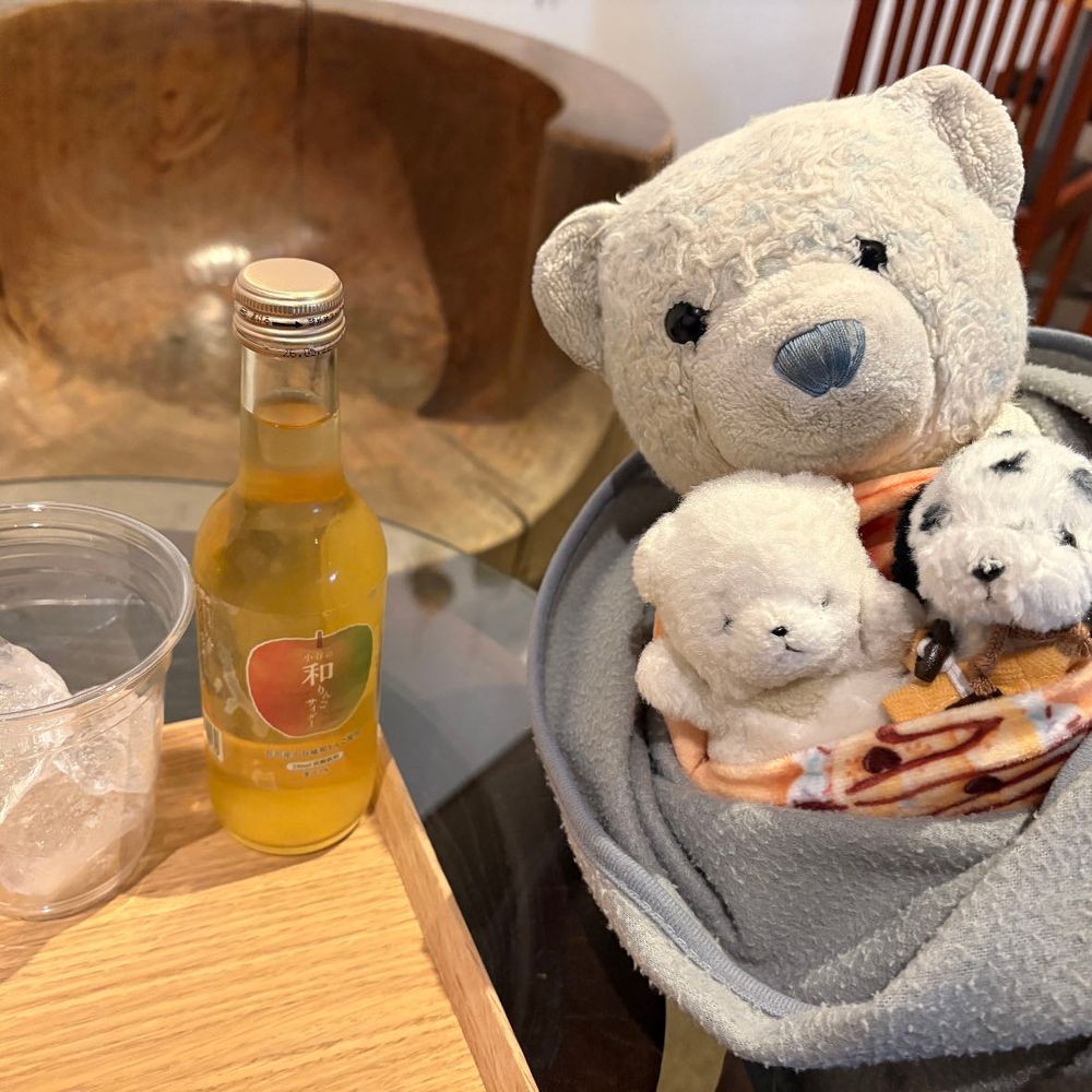 庭園を歩き疲れたけあたち。ちびは元気いっぱい。
疲れた体にはお菓子が一番。
ということでりんごサイダー、あもどら焼き、いちご大福を楽しんだよ。
