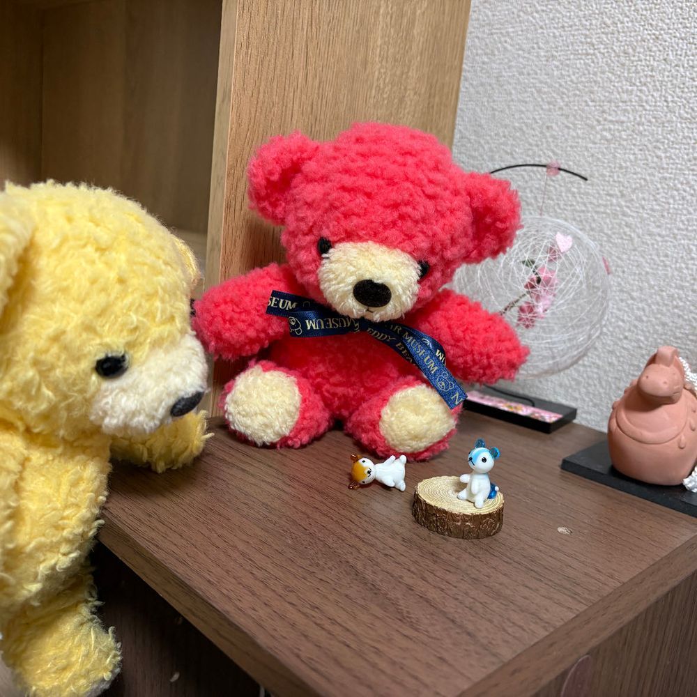 昨日は大きい地震があってびっくりしたよ。みんな大丈夫だった？
今日は朝から防災チームが活動してたよ。
1枚目は食器棚を点検するオオカミたち。
2枚目は地震が怖くて泣いてるぴよりんベアを慰めるくまたち。
3枚目は倒れた置き物をなおすくまたち。
4枚目はやることなくてだらけるけあ。