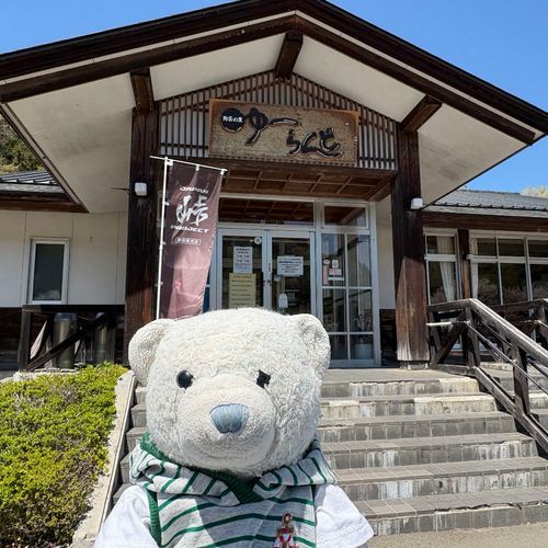 陶芸体験の後は温泉へ。おやが入ってる間は、けあはロッカーの中でお留守番。
お昼は温泉に併設されたレストランで牛丼を食べたよ。
クマさんの剥製があったから記念撮影。4枚目は襲われた演技をしたよ。施設内に「クマ出没注意」のポスターが貼ってあってちょっと怖かったよ。