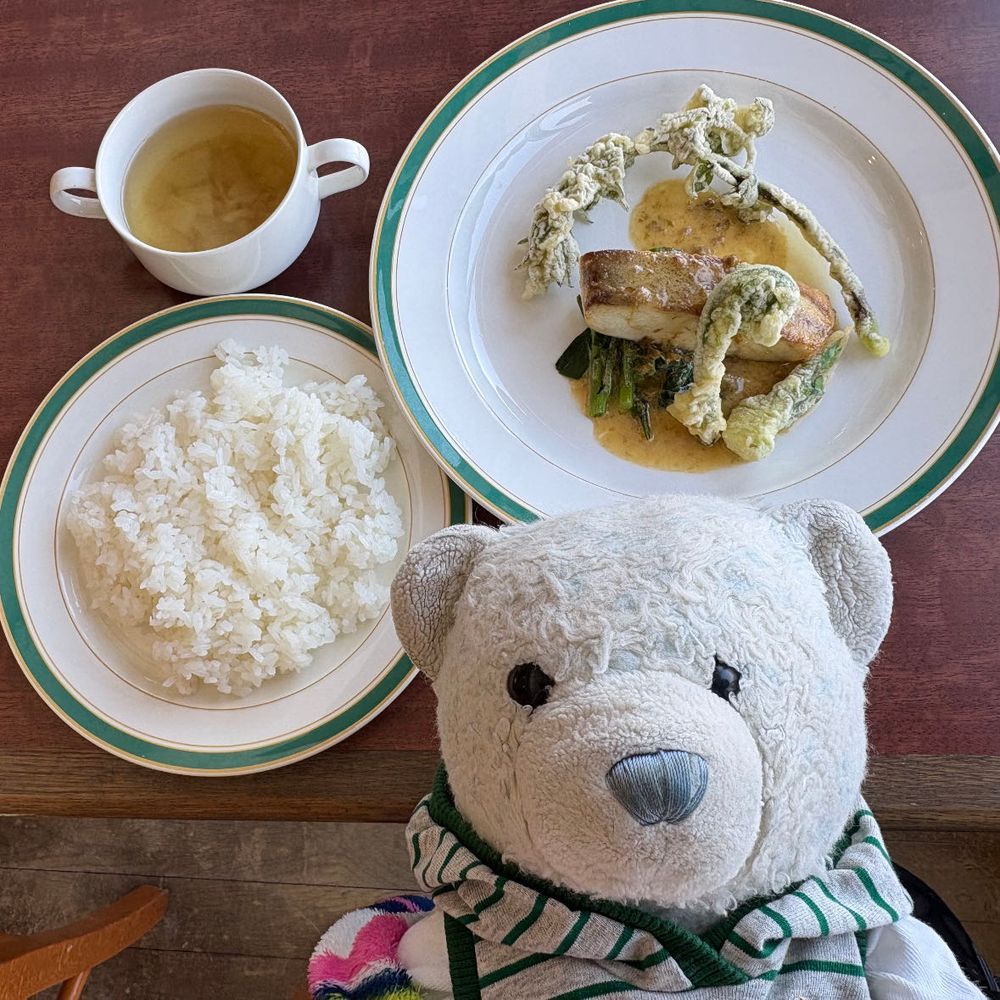 陶芸体験やガーデン散策が終わったら美味しいものを食べたよ。
1枚目はチョコレートフラッペ。
2枚目はレストランの前菜。
3枚目は平目の…なんだっけ？とにかく美味しかったよ。
4枚目はデザートのプリンアラモード。おかわりしたいくらい美味しかったよ。