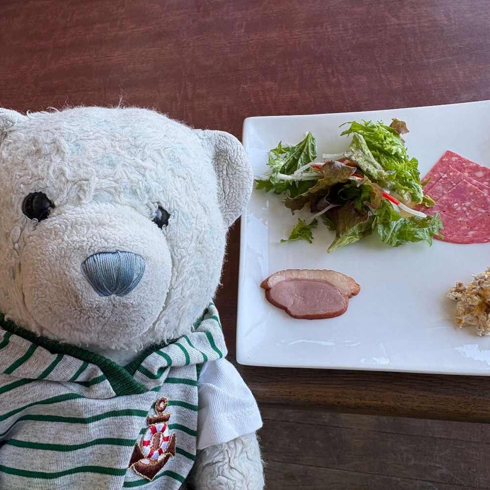 陶芸体験やガーデン散策が終わったら美味しいものを食べたよ。
1枚目はチョコレートフラッペ。
2枚目はレストランの前菜。
3枚目は平目の…なんだっけ？とにかく美味しかったよ。
4枚目はデザートのプリンアラモード。おかわりしたいくらい美味しかったよ。